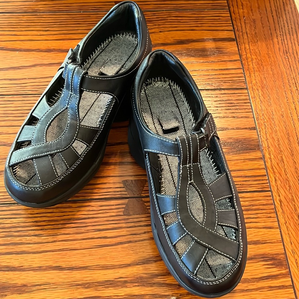 Z-Coil Mary Jane women’s covered coil sneakers - black EUC